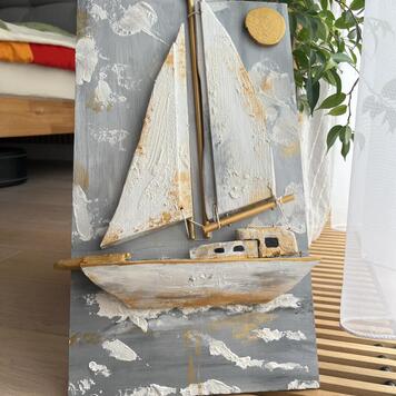 Décoration en bois peinte à la main — voilier blanc aux accents dorés sur un ciel gris argenté avec un soleil d'or