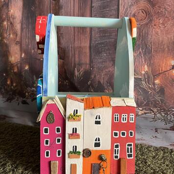 Boîte de rangement en bois peinte à la main avec poignée — maisons colorées avec horloge, clé et fleurs aux fenêtres