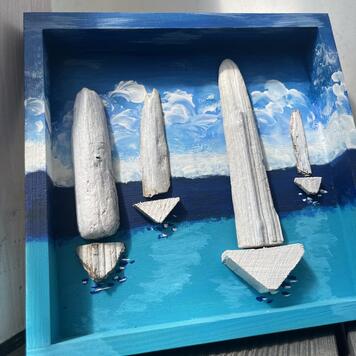 Miniature en bois peinte à la main dans un cadre-boîte — quatre voiliers blancs en bois flotté sur une mer turquoise