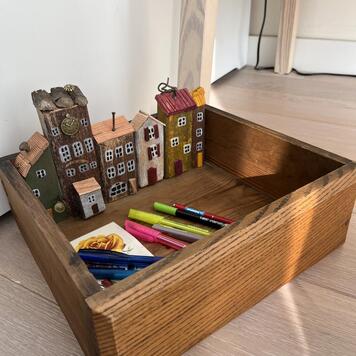 Organiseur de bureau en bois peint à la main — vieux tiroir avec une rue de maisons miniatures et une horloge