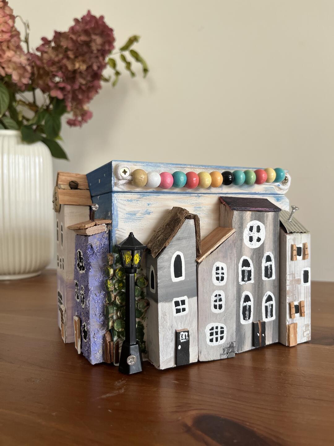 Boîte pleine de maisons