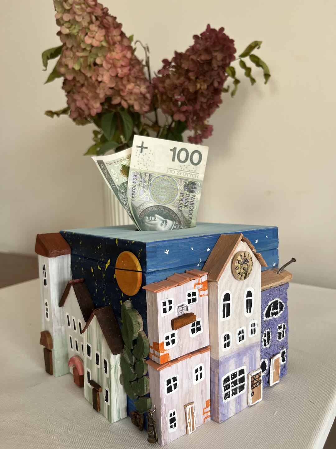 Boîte pleine de maisons