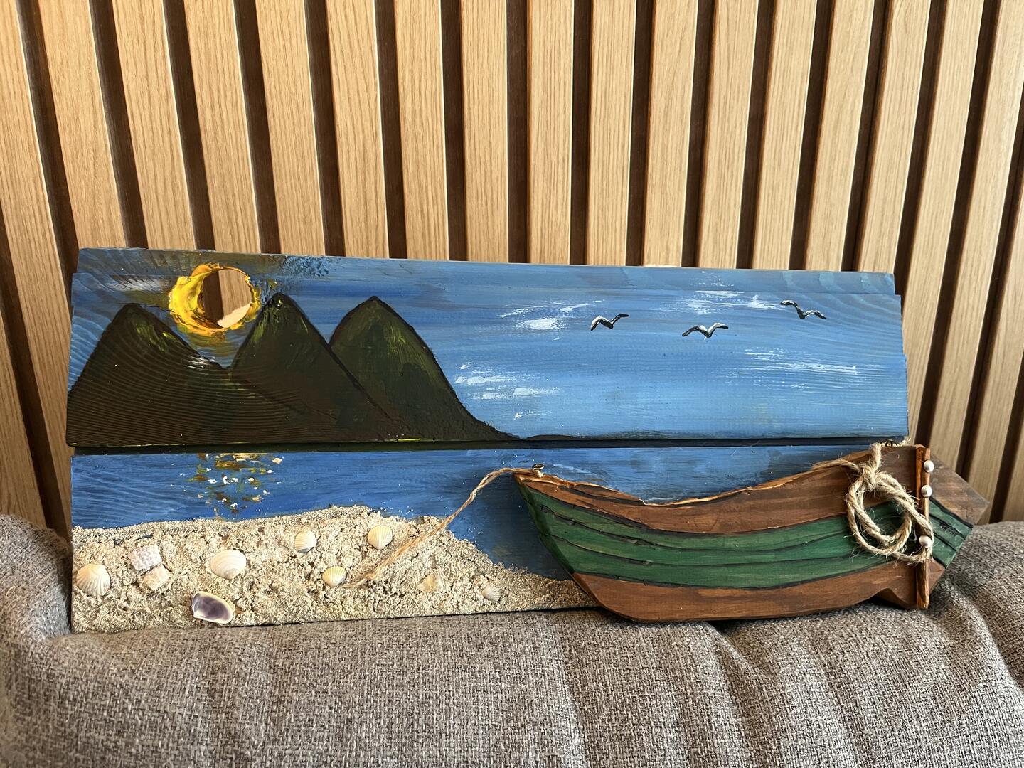 Decorazione in legno dipinta a mano — barca da pesca verde su una spiaggia di sabbia con conchiglie, montagne e gabbiani sulla baia — foto 1 / 3