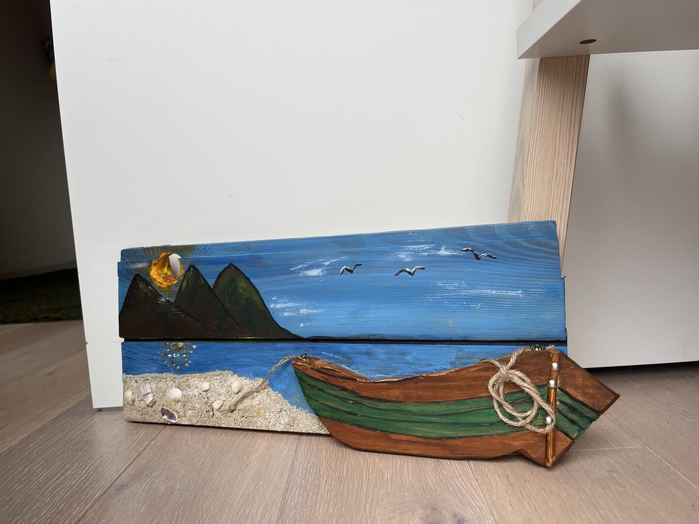 Decorazione in legno dipinta a mano — barca da pesca verde su una spiaggia di sabbia con conchiglie, montagne e gabbiani sulla baia — foto 3 / 3