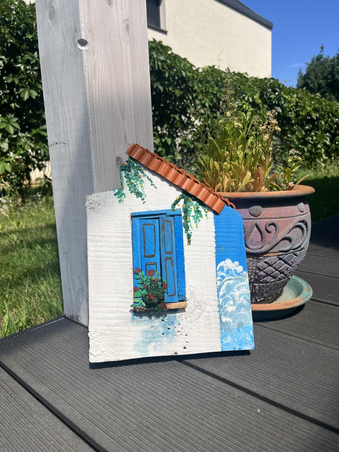 Décoration en bois peinte à la main — maisonnette blanche aux volets bleus, toit en terre cuite et fleurs, style grec — photo 1 / 4
