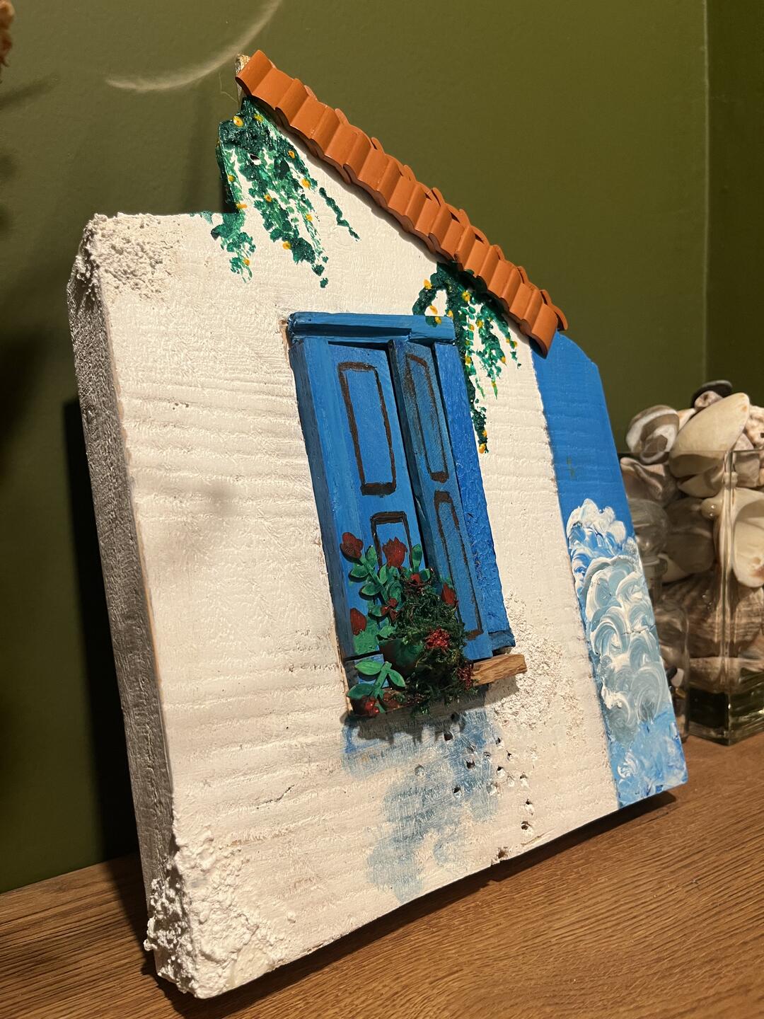 Décoration en bois peinte à la main — maisonnette blanche aux volets bleus, toit en terre cuite et fleurs, style grec — photo 2 / 4