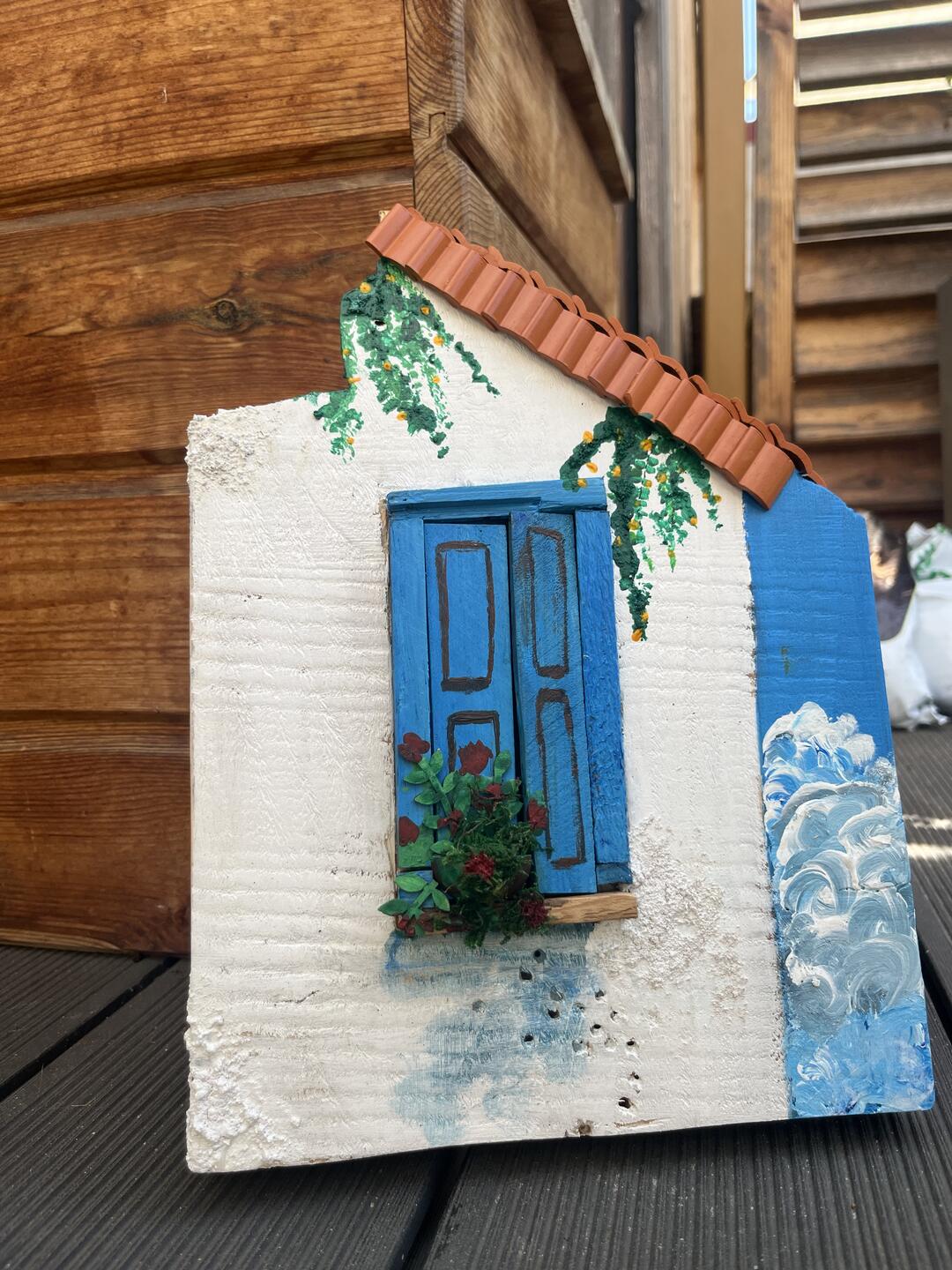 Décoration en bois peinte à la main — maisonnette blanche aux volets bleus, toit en terre cuite et fleurs, style grec — photo 3 / 4