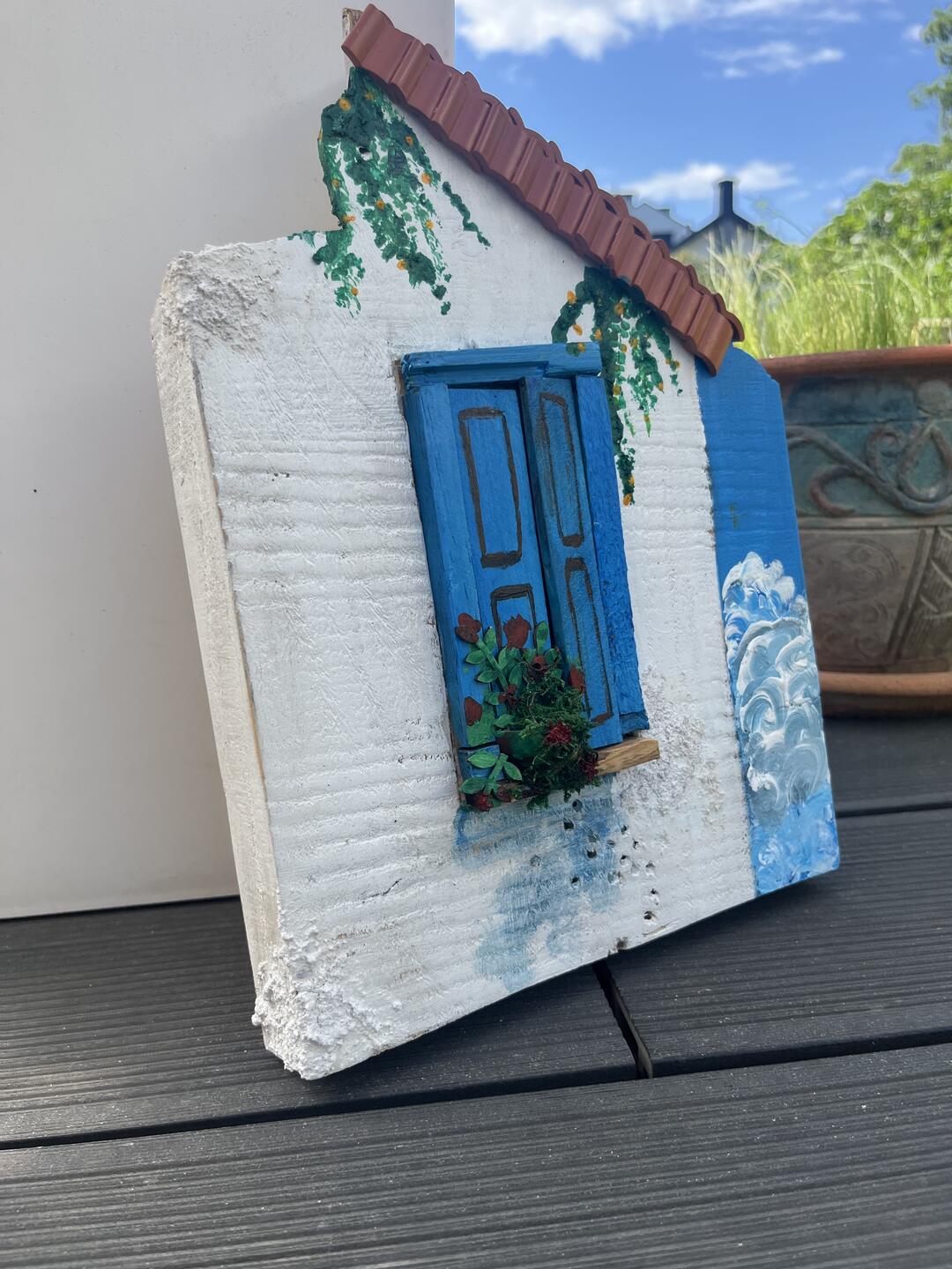 Décoration en bois peinte à la main — maisonnette blanche aux volets bleus, toit en terre cuite et fleurs, style grec — photo 4 / 4