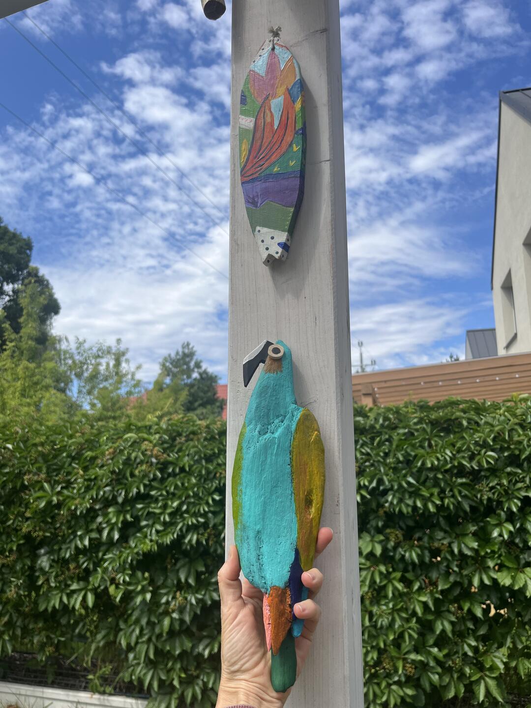 Handbemalter Holzpapagei — türkis-grüner Ara aus Altholz, Wanddekoration — Foto 5 / 6