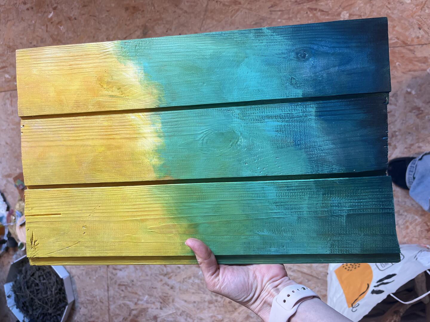 Decorazione in legno dipinta a mano — casette colorate su mensole di legno di mare, un albero e un sole su sfondo giallo, verde e blu — foto 4 / 4