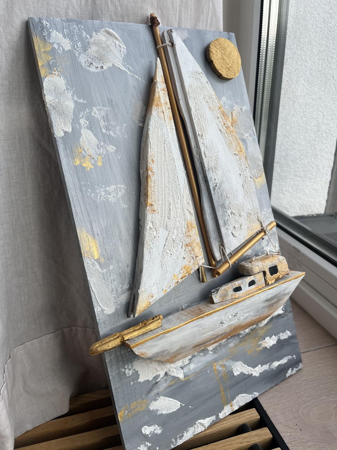 Handbemalte Holzdekoration — weißes Segelboot mit goldenen Akzenten vor silbergrauem Himmel mit goldener Sonne — Foto 2 / 7