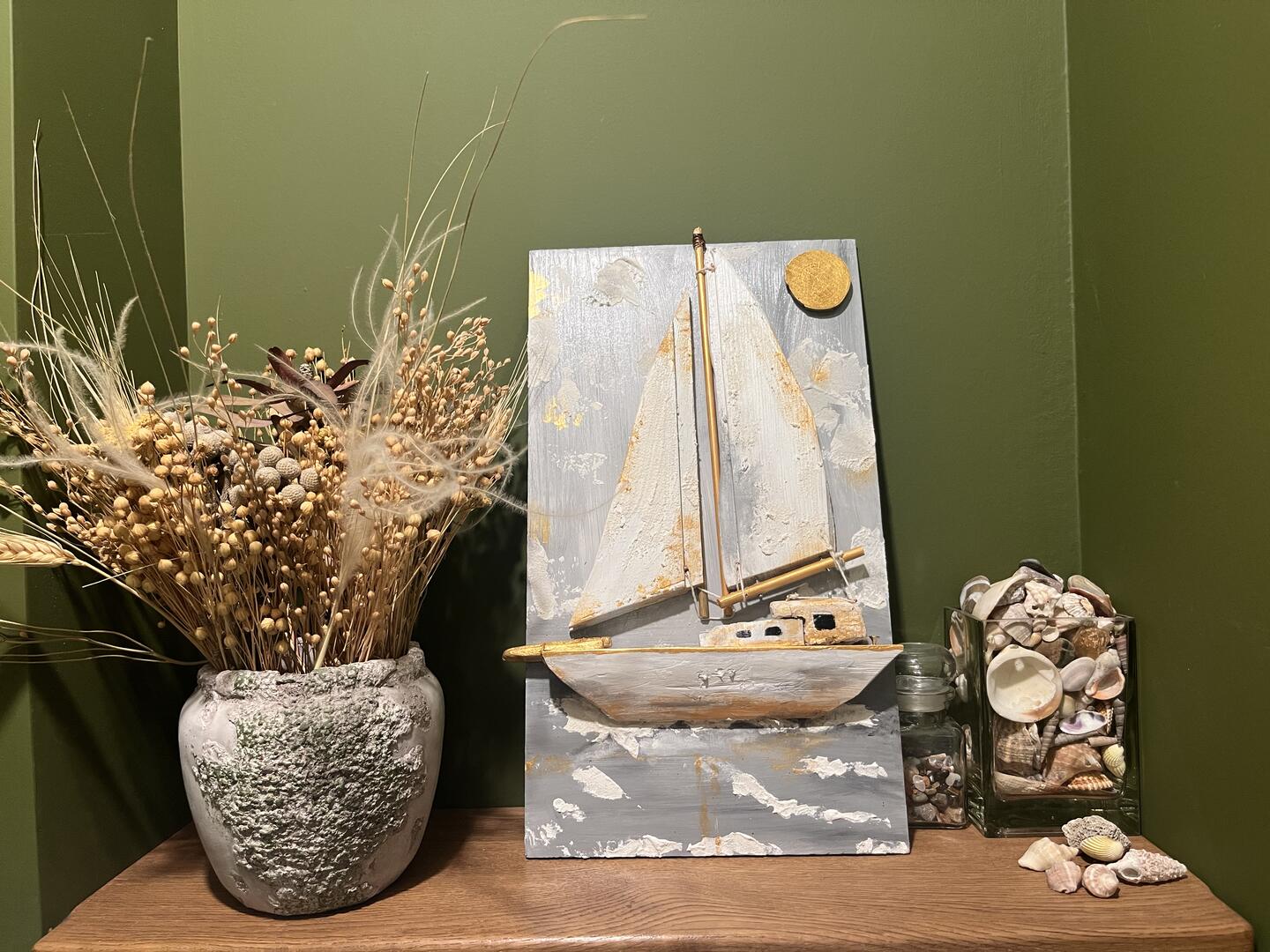 Handbemalte Holzdekoration — weißes Segelboot mit goldenen Akzenten vor silbergrauem Himmel mit goldener Sonne — Foto 3 / 7