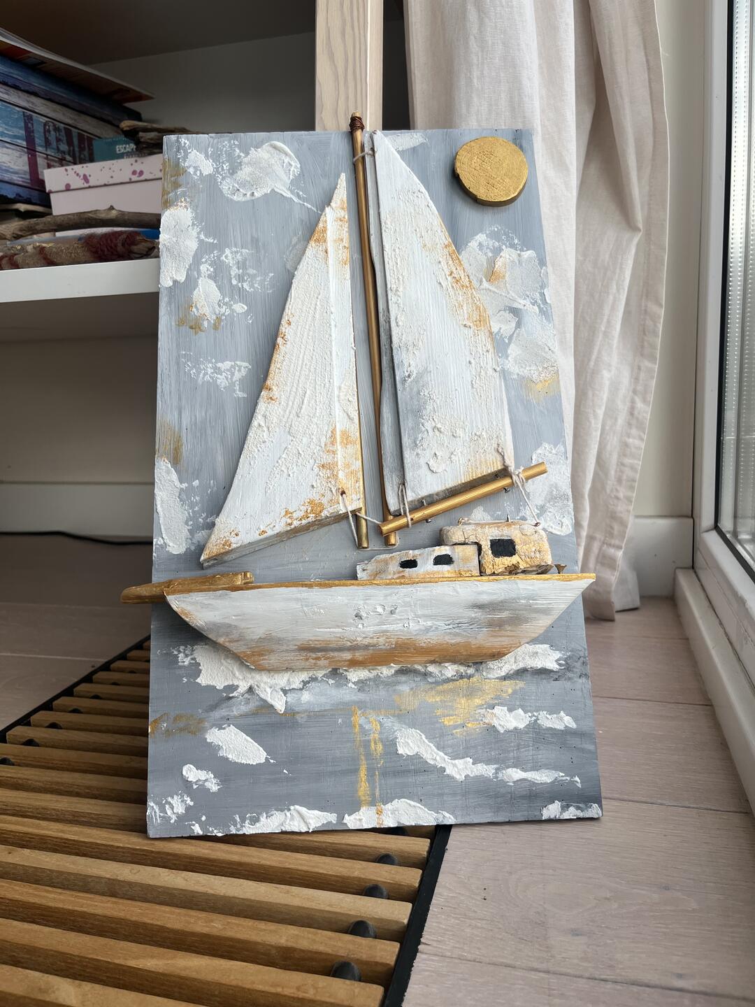 Handbemalte Holzdekoration — weißes Segelboot mit goldenen Akzenten vor silbergrauem Himmel mit goldener Sonne — Foto 4 / 7