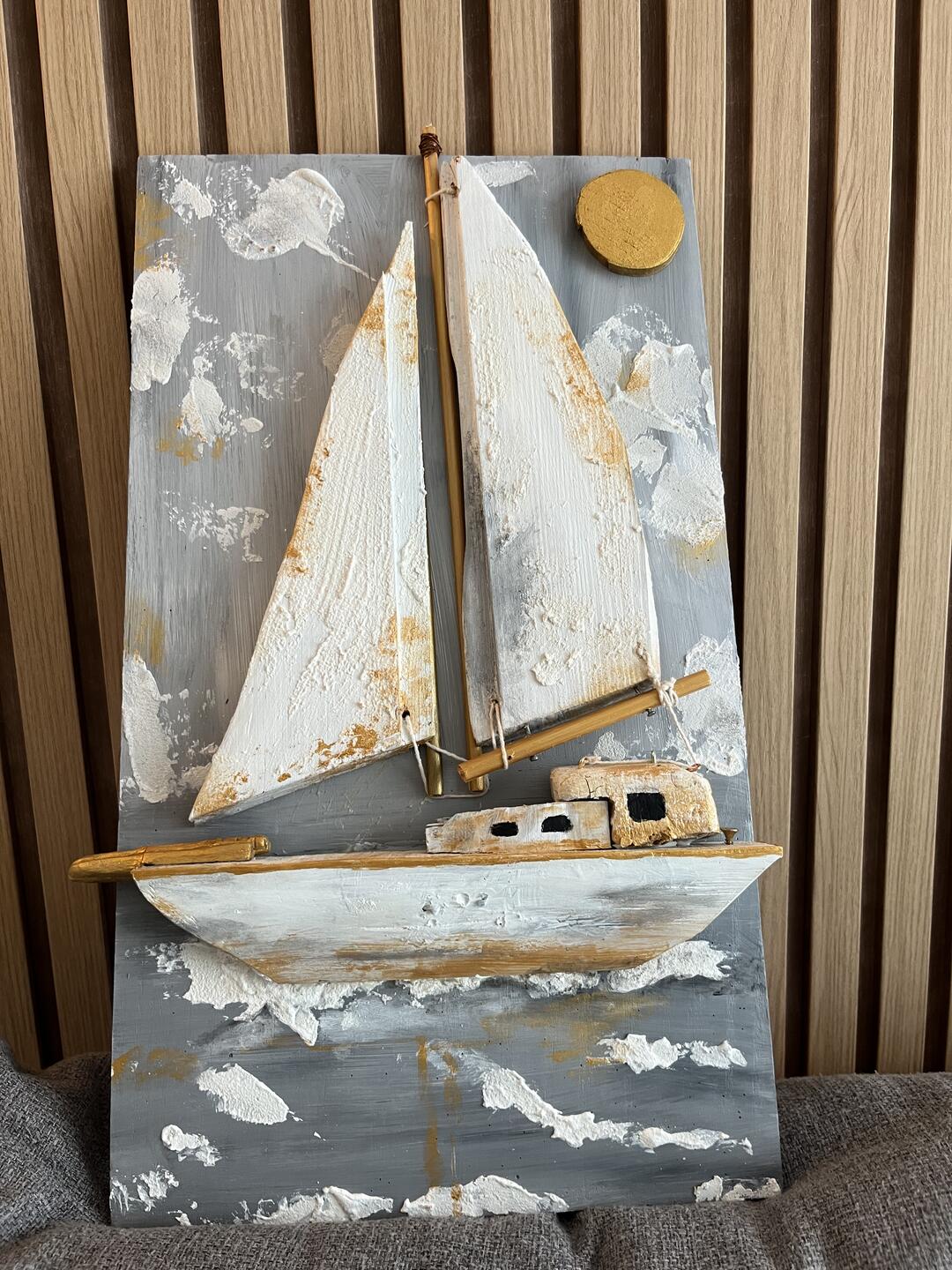 Handbemalte Holzdekoration — weißes Segelboot mit goldenen Akzenten vor silbergrauem Himmel mit goldener Sonne — Foto 5 / 7