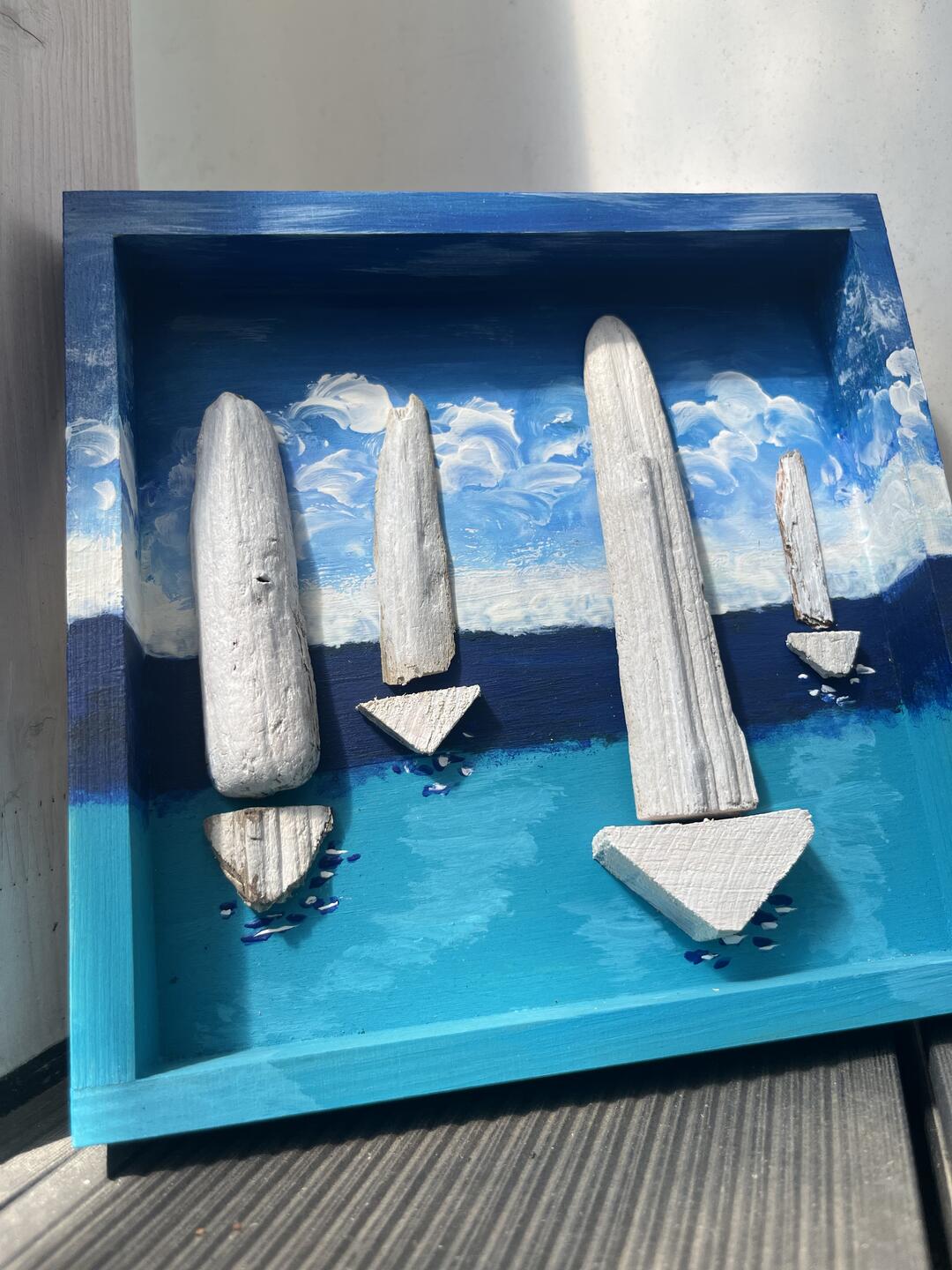 Miniatura in legno dipinta a mano in cornice a scatola — quattro barche a vela bianche in legno di mare su un mare turchese — foto 1 / 4