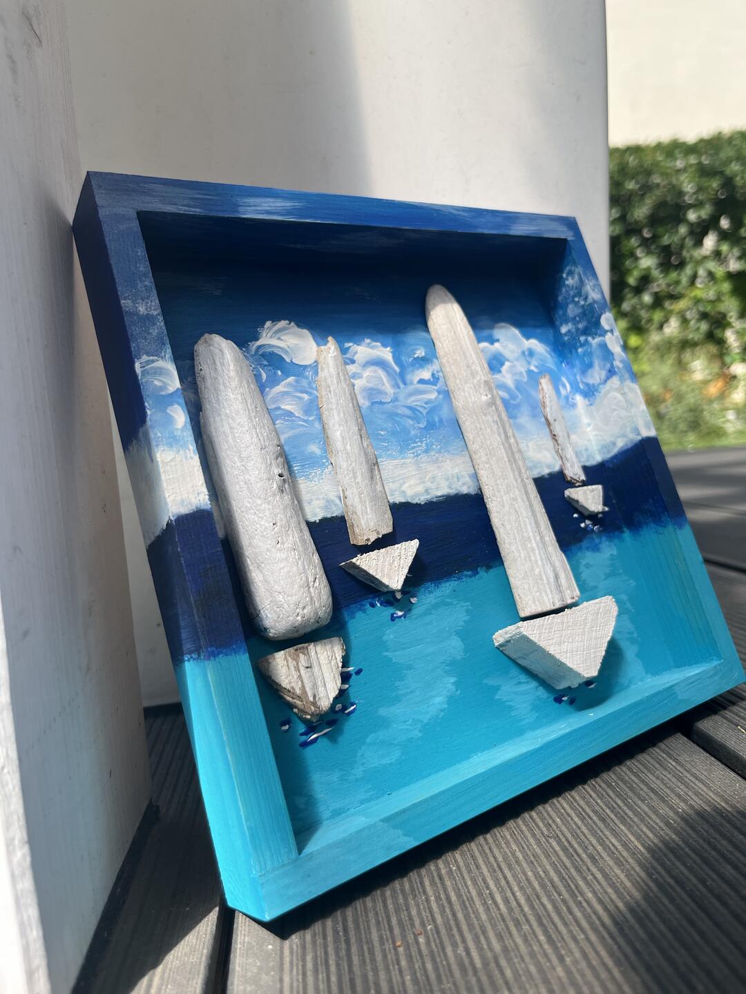 Miniatura in legno dipinta a mano in cornice a scatola — quattro barche a vela bianche in legno di mare su un mare turchese — foto 4 / 4