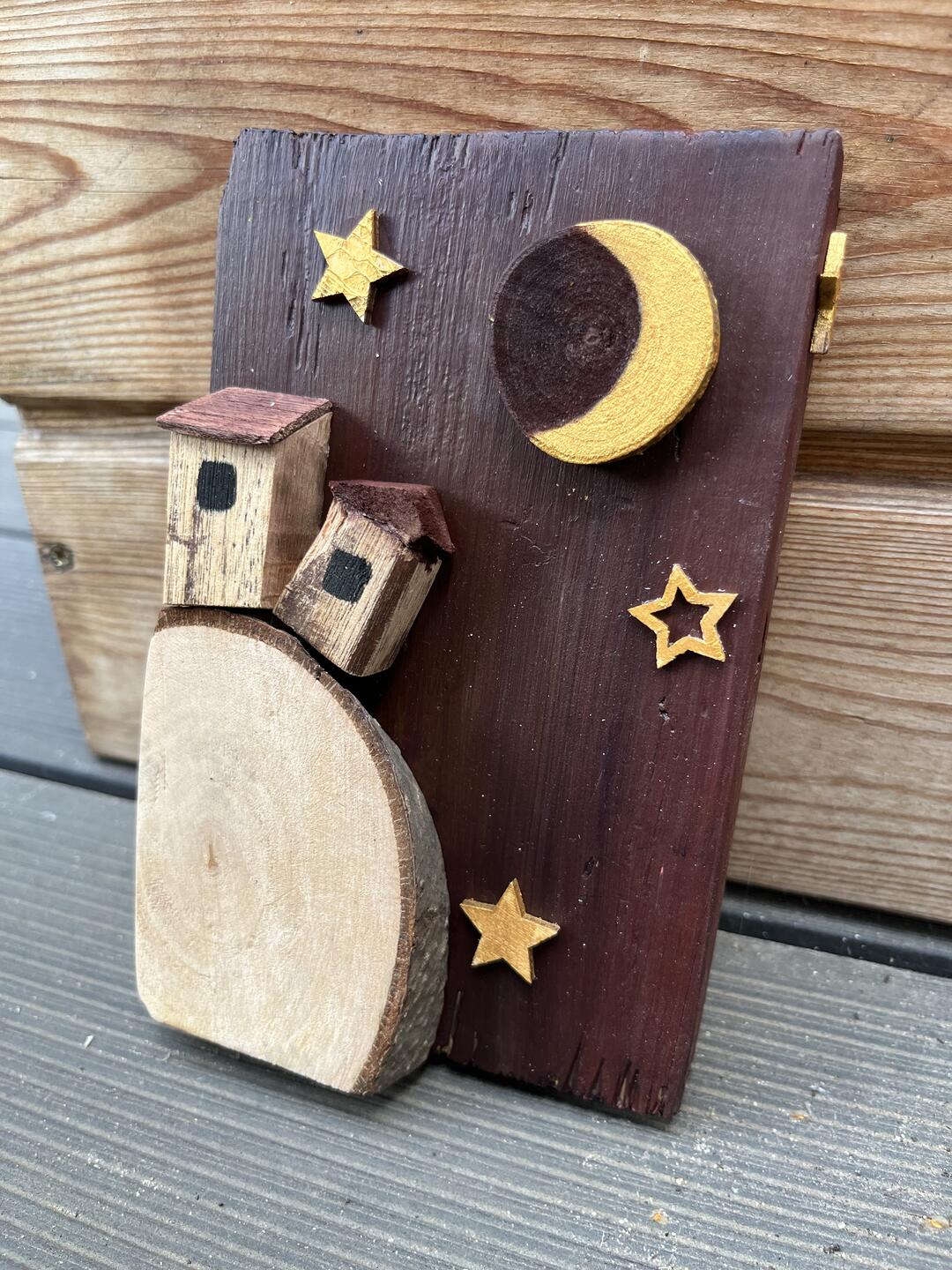 Decorazione in legno dipinta a mano — due casette su una fetta di legno sotto una falce di luna dorata e stelle su sfondo bordeaux — foto 1 / 4