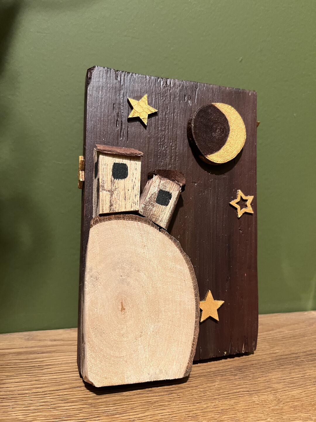 Decorazione in legno dipinta a mano — due casette su una fetta di legno sotto una falce di luna dorata e stelle su sfondo bordeaux — foto 2 / 4