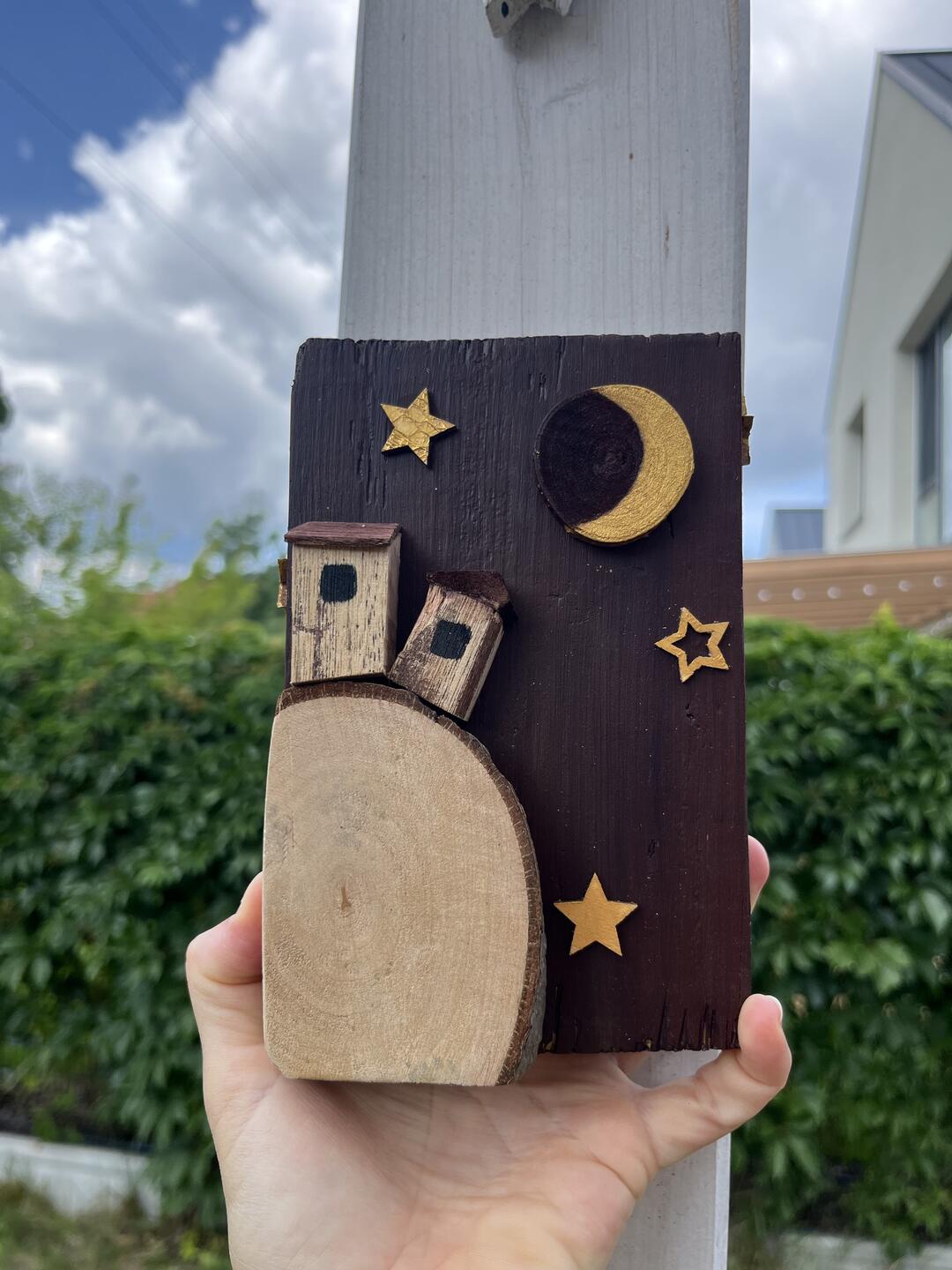 Decorazione in legno dipinta a mano — due casette su una fetta di legno sotto una falce di luna dorata e stelle su sfondo bordeaux — foto 4 / 4