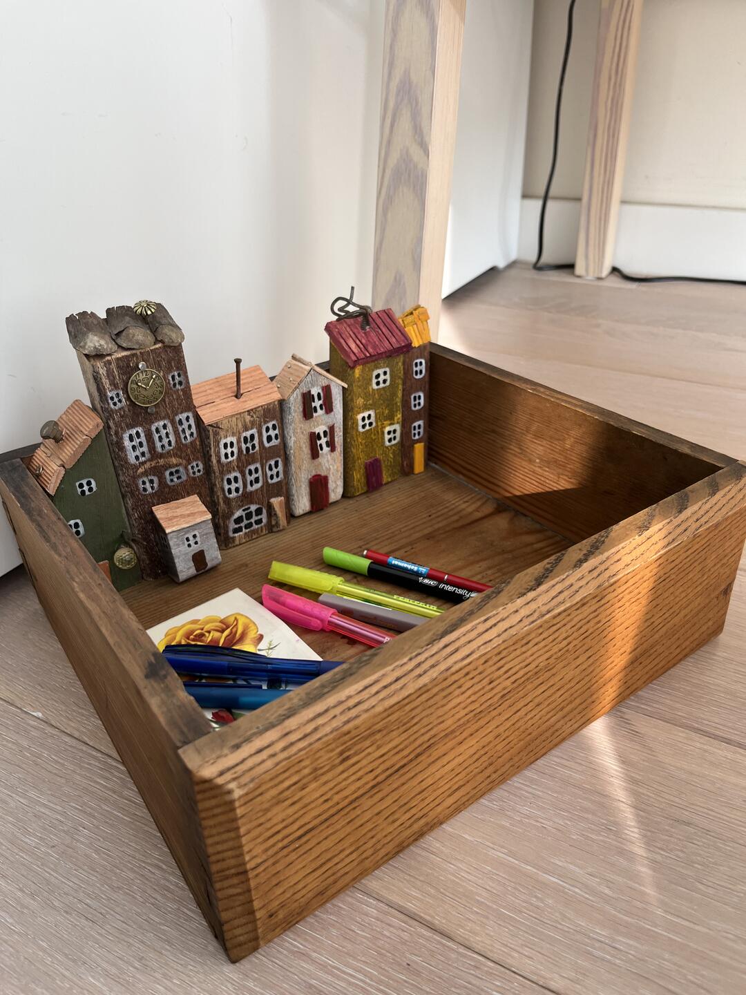 Organizer da scrivania in legno dipinto a mano — vecchio cassetto con una via di palazzine in miniatura e orologio — foto 1 / 7