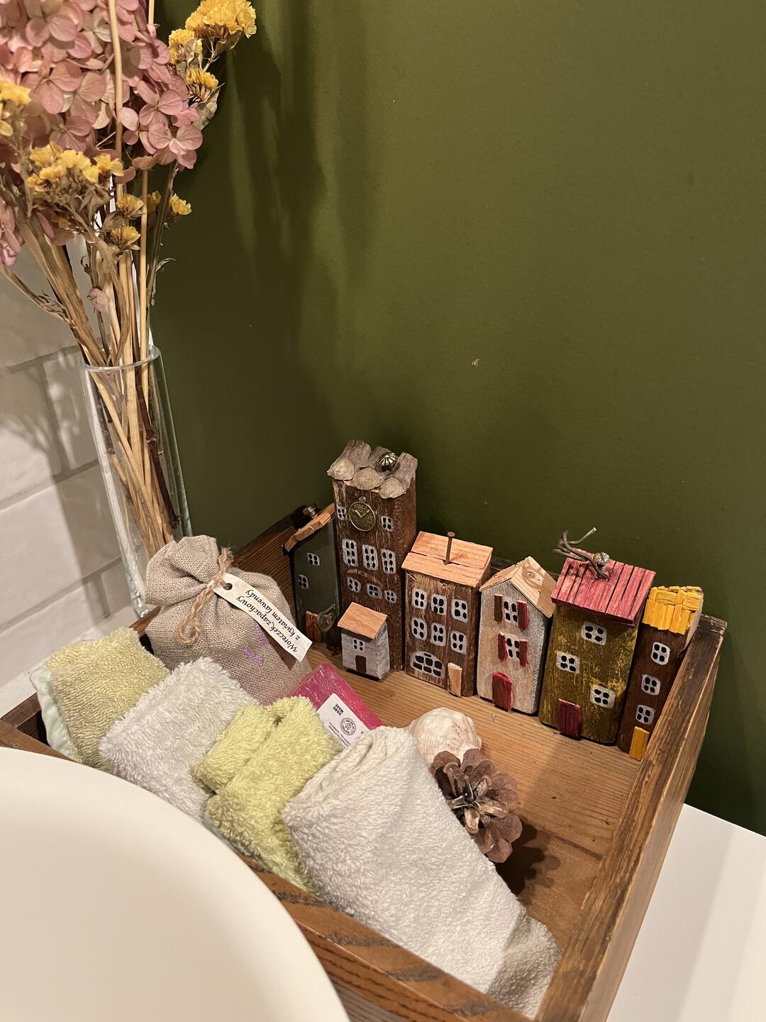 Organizer da scrivania in legno dipinto a mano — vecchio cassetto con una via di palazzine in miniatura e orologio — foto 2 / 7