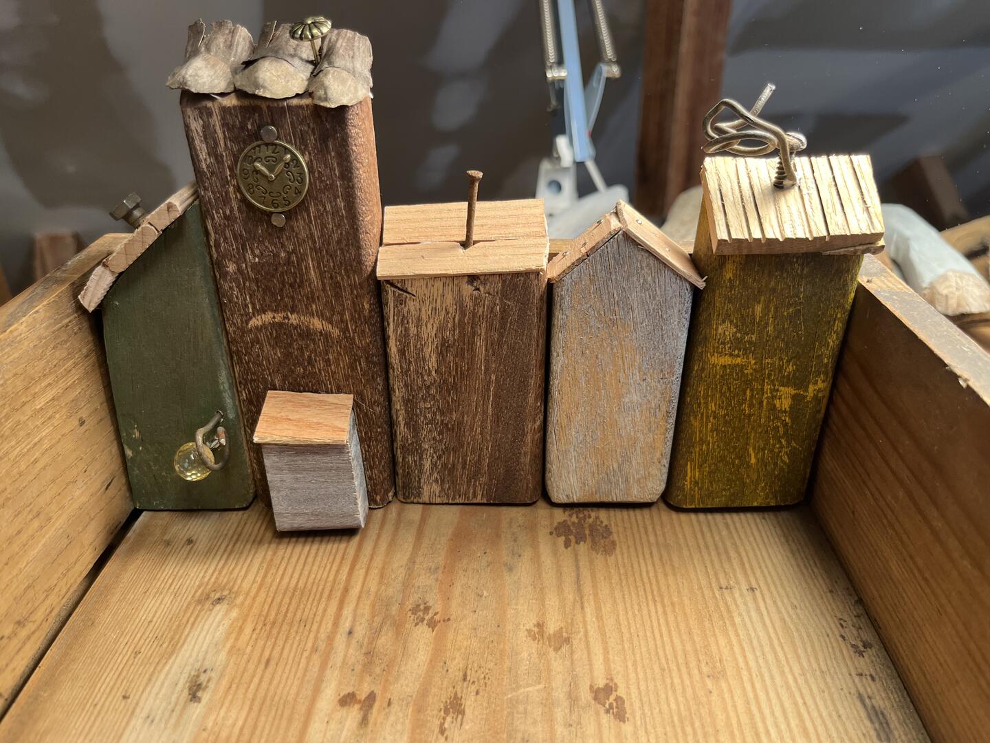 Organizer da scrivania in legno dipinto a mano — vecchio cassetto con una via di palazzine in miniatura e orologio — foto 3 / 7