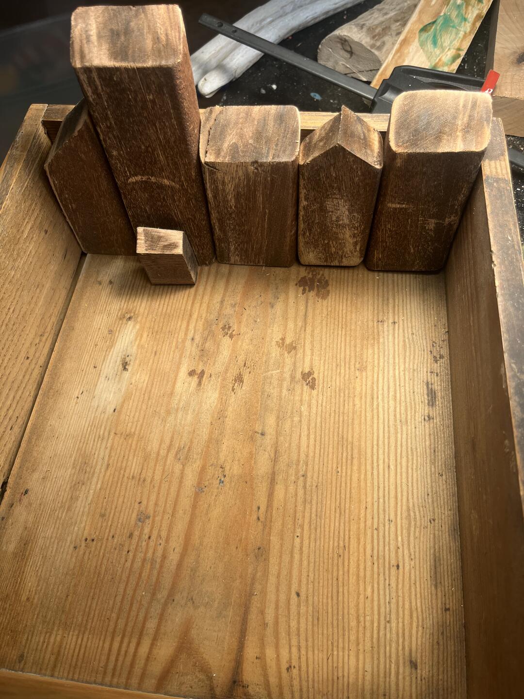 Organizer da scrivania in legno dipinto a mano — vecchio cassetto con una via di palazzine in miniatura e orologio — foto 4 / 7