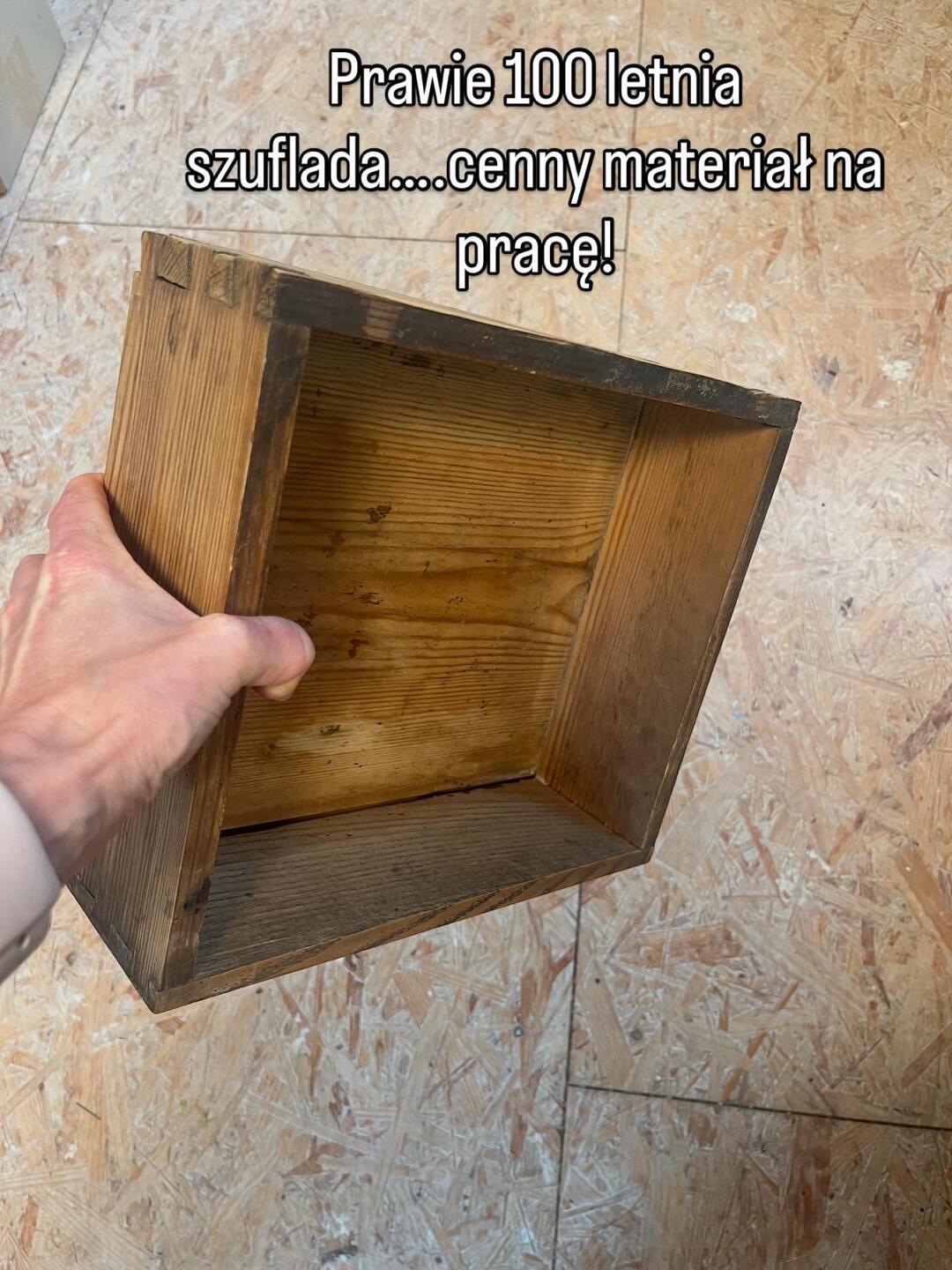 Organizer da scrivania in legno dipinto a mano — vecchio cassetto con una via di palazzine in miniatura e orologio — foto 5 / 7