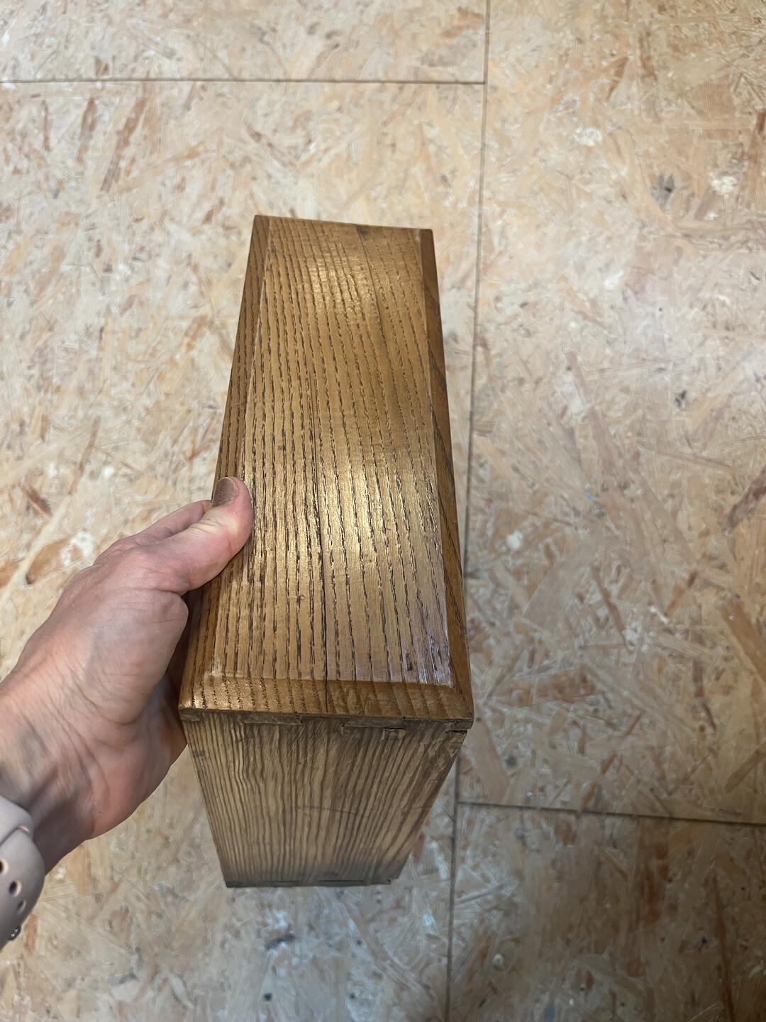 Organizer da scrivania in legno dipinto a mano — vecchio cassetto con una via di palazzine in miniatura e orologio — foto 7 / 7