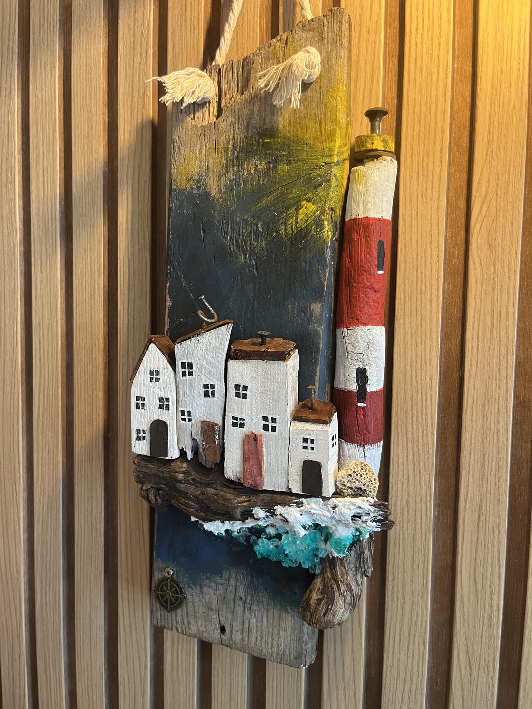 Handbemalter Holz-Wandbehang — weiße Häuschen und ein rot-weißer Leuchtturm auf altem Brett mit Kompass und schäumender Welle — Foto 1 / 6