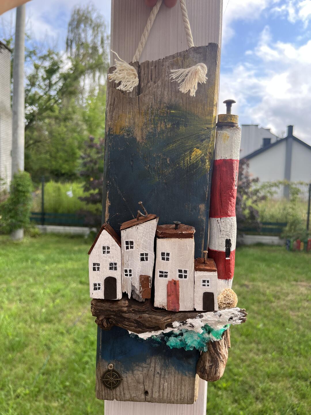Handbemalter Holz-Wandbehang — weiße Häuschen und ein rot-weißer Leuchtturm auf altem Brett mit Kompass und schäumender Welle — Foto 2 / 6