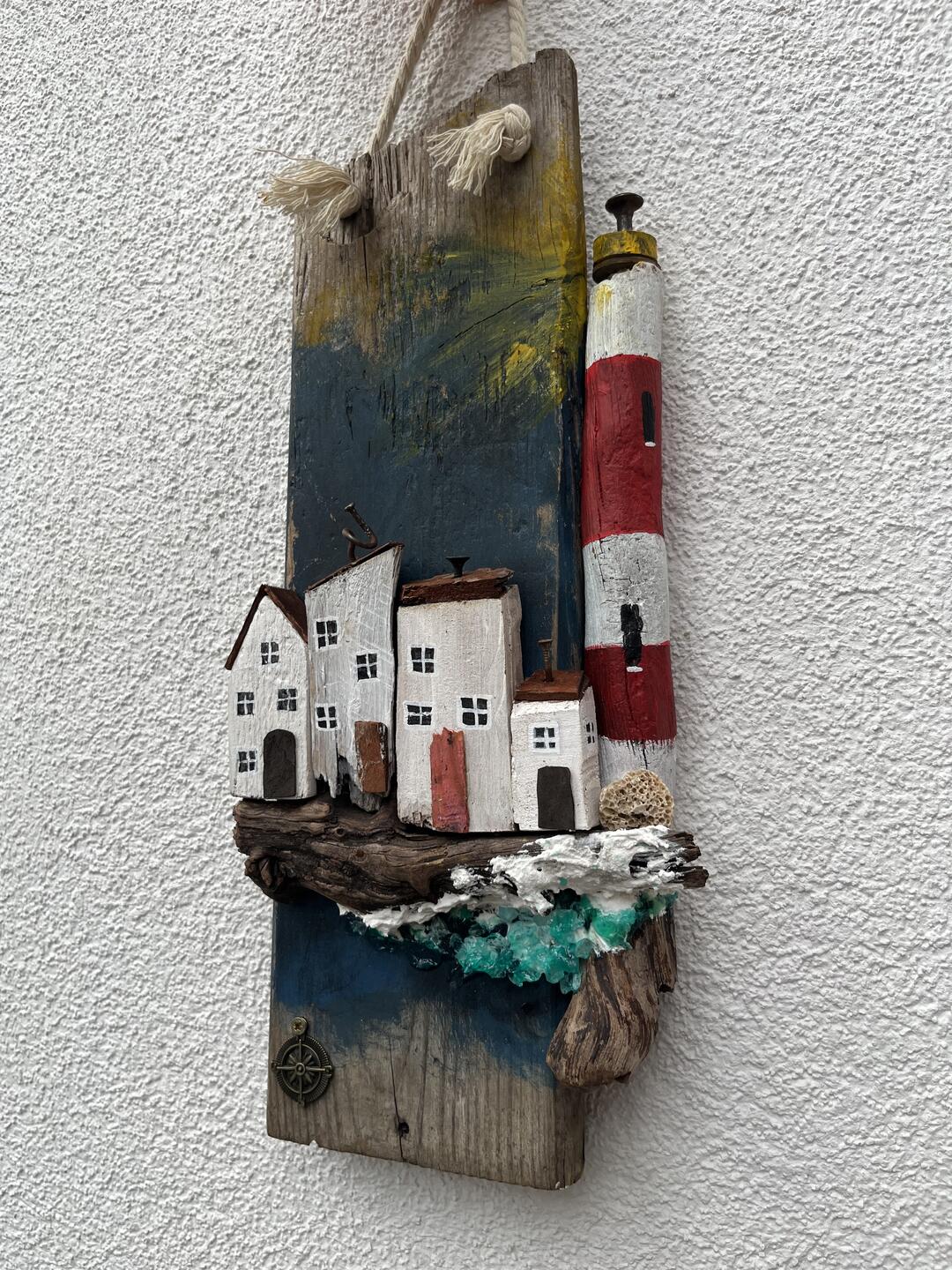 Handbemalter Holz-Wandbehang — weiße Häuschen und ein rot-weißer Leuchtturm auf altem Brett mit Kompass und schäumender Welle — Foto 3 / 6