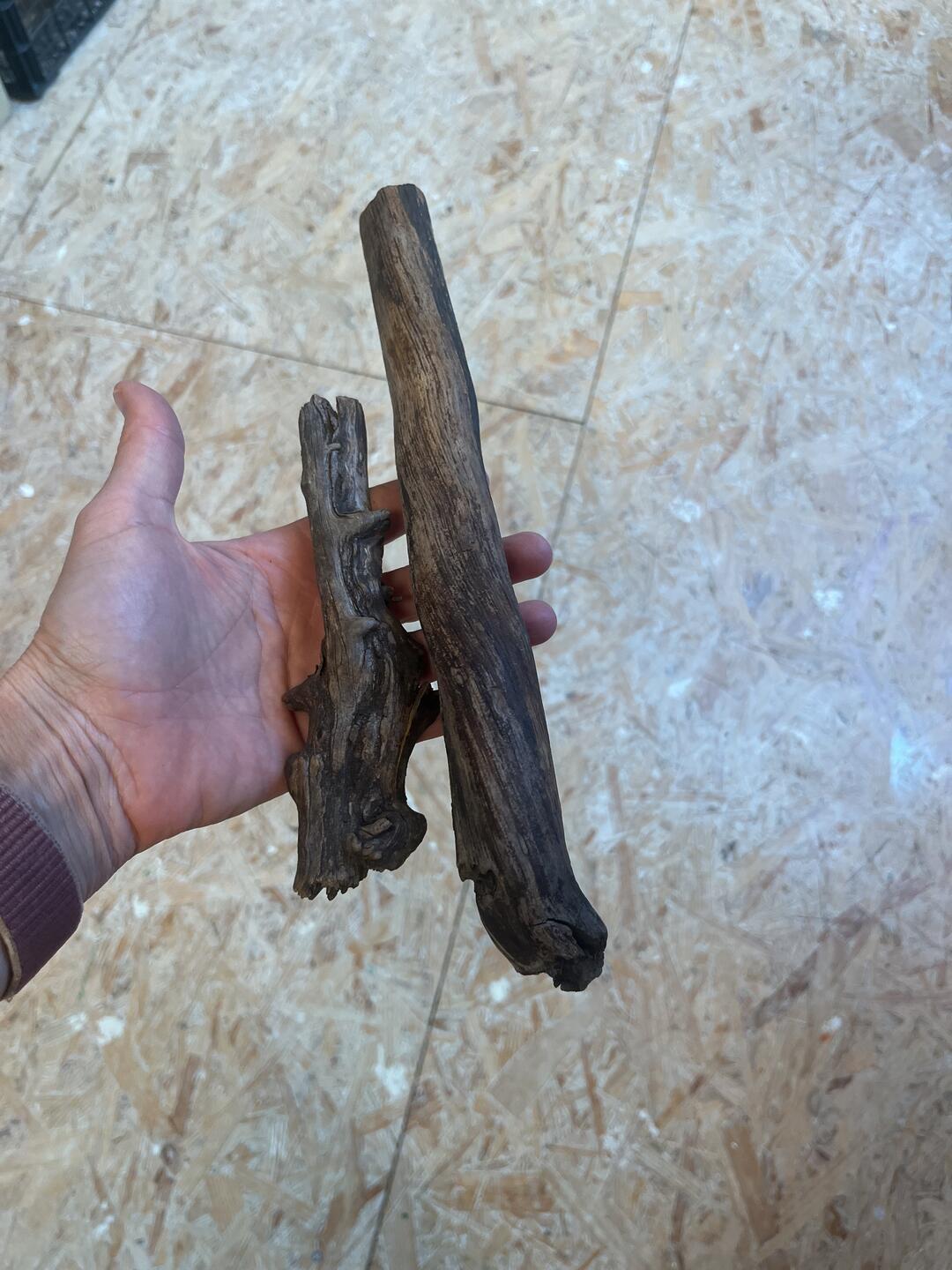 Handbemalter Holz-Wandbehang — weiße Häuschen und ein rot-weißer Leuchtturm auf altem Brett mit Kompass und schäumender Welle — Foto 5 / 6