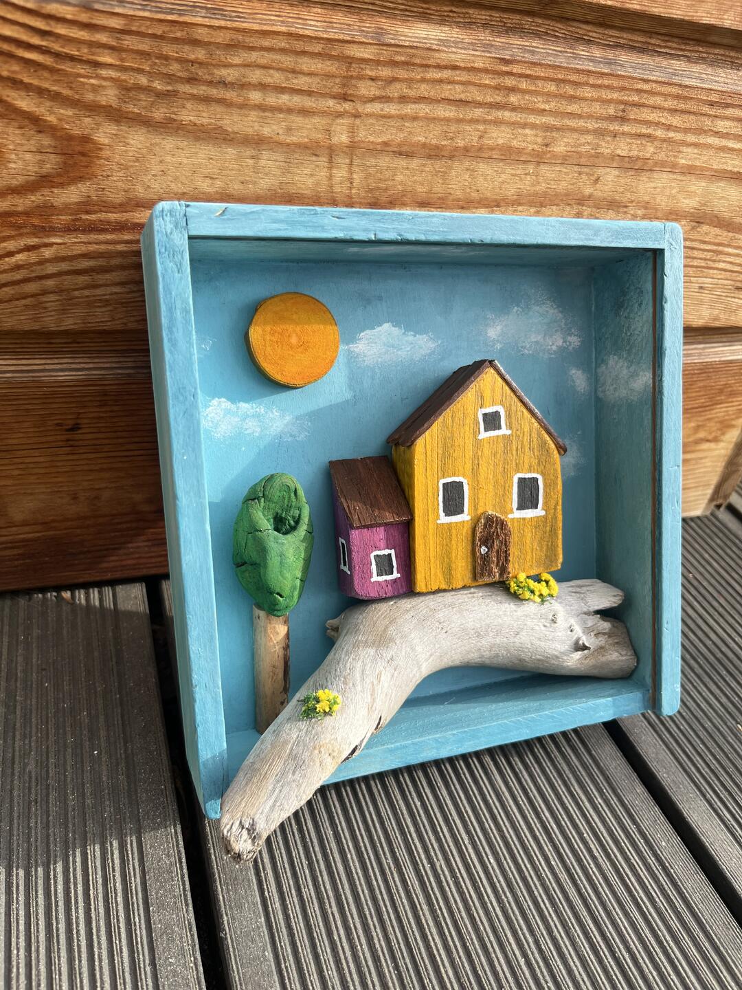 Ręcznie malowana drewniana miniatura w skrzynce — żółty domek i zielone drzewko na gałęzi z drewna morskiego na błękitnym tle — zdjęcie 2 / 3